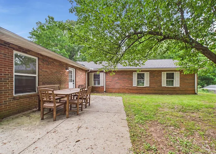 The Ransom Estate 9br Oasis Near Wfu & Reynolda